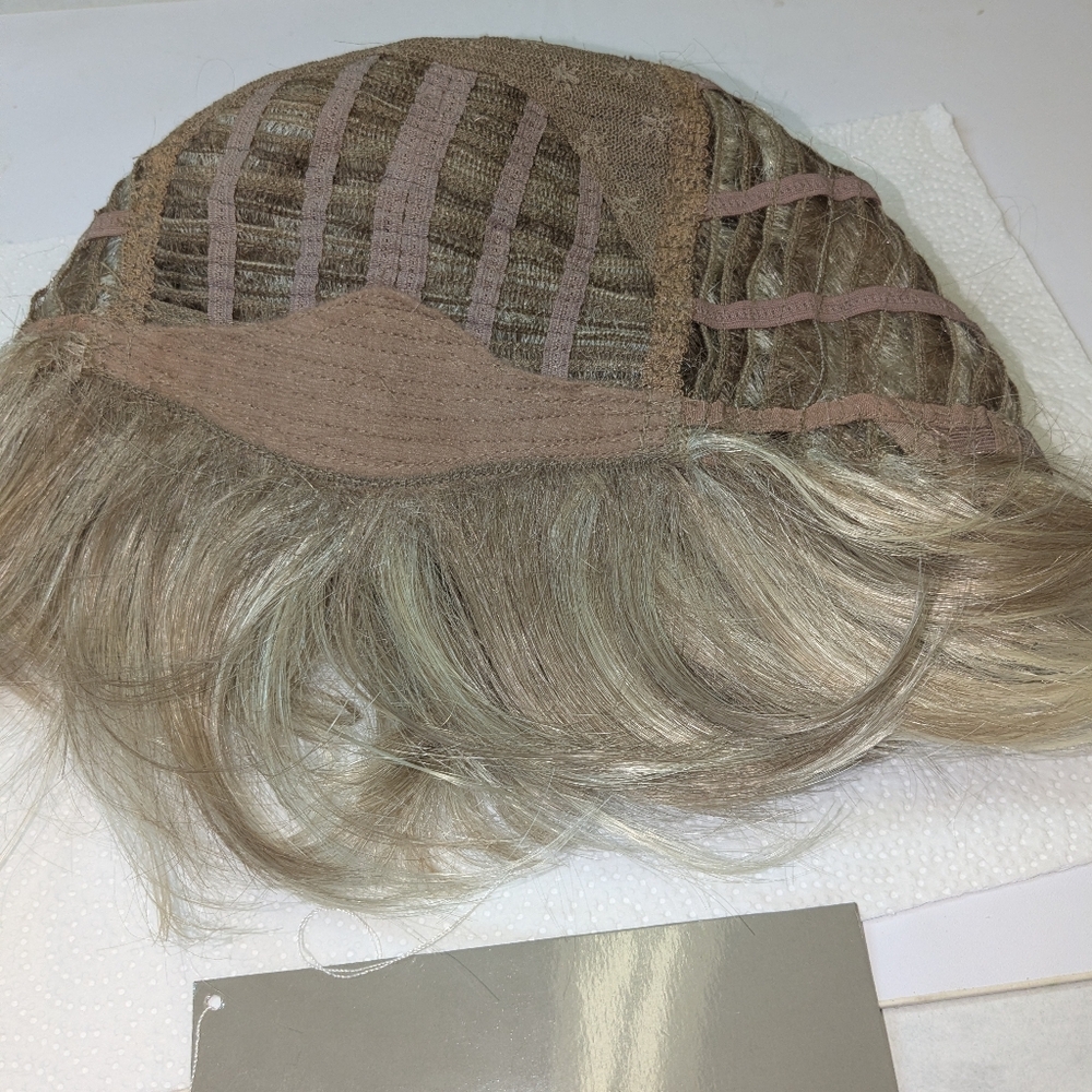 Raquel Welch Wig - Boost - Picture 10 of 13